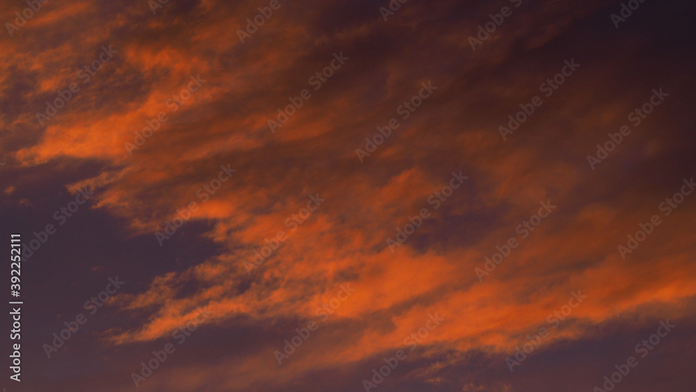 Magnifique ciel rougeoyant, sous des Cirrus de haute altitude