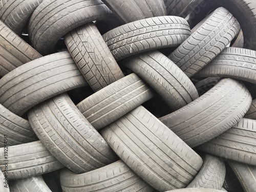 Pilha de pneus photo