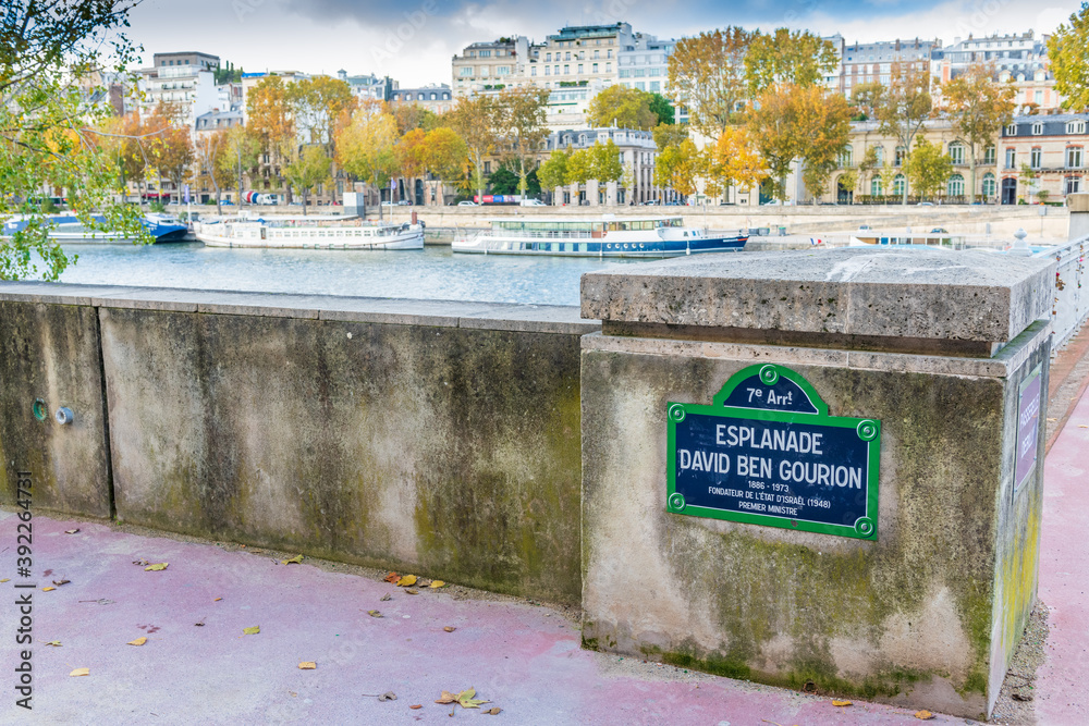 Obraz premium Esplanade Ben Gourion along the Seine in Paris, France