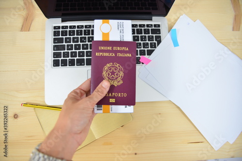 Passaporto con biglietto aereo per viaggiare