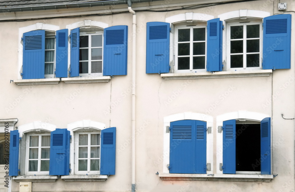 Ville de Sarreguemines, volets bleus d'un immeuble d'habitations du centre ville, département de la Moselle, France
