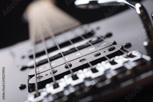 Photos Elegant electric guitar on black background close up point of view from bridge t