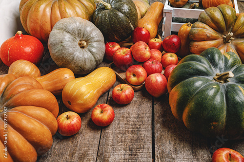 Foto Colorful autumn background with pumpkins and apples