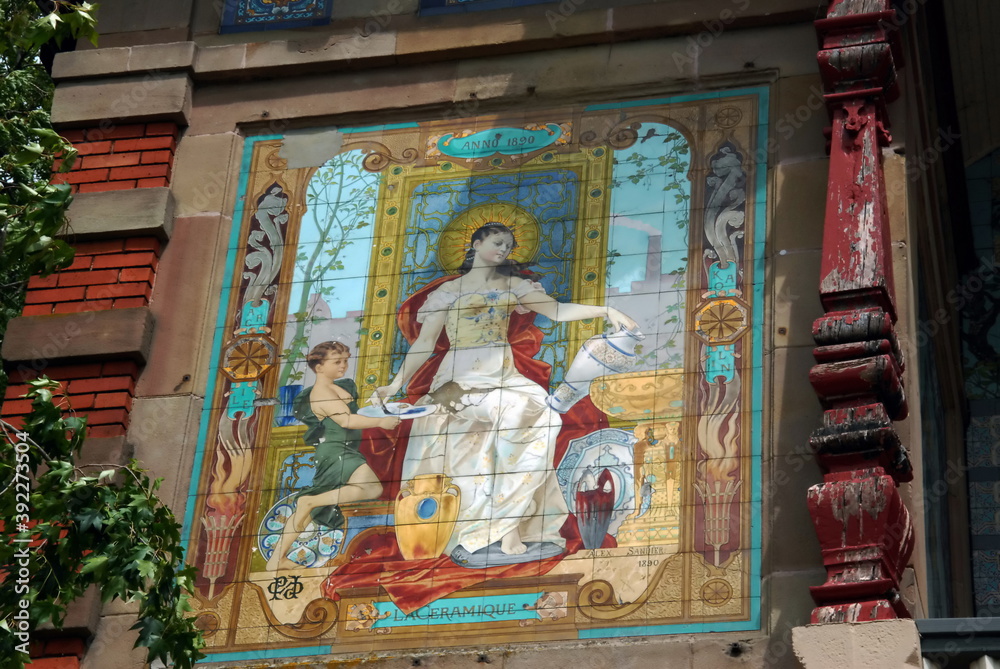 Ville de Sarreguemines, Casino des Faïenceries, façade décorée d’une très belle fresque signée Alexandre Sandier, département de la Moselle, France