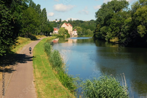Ville de Sarreguemines, route et cycliste le long de la Moselle, département de la Moselle, France