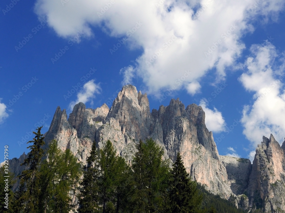 scenico panorama roccioso montano sulle dolomiti in estate