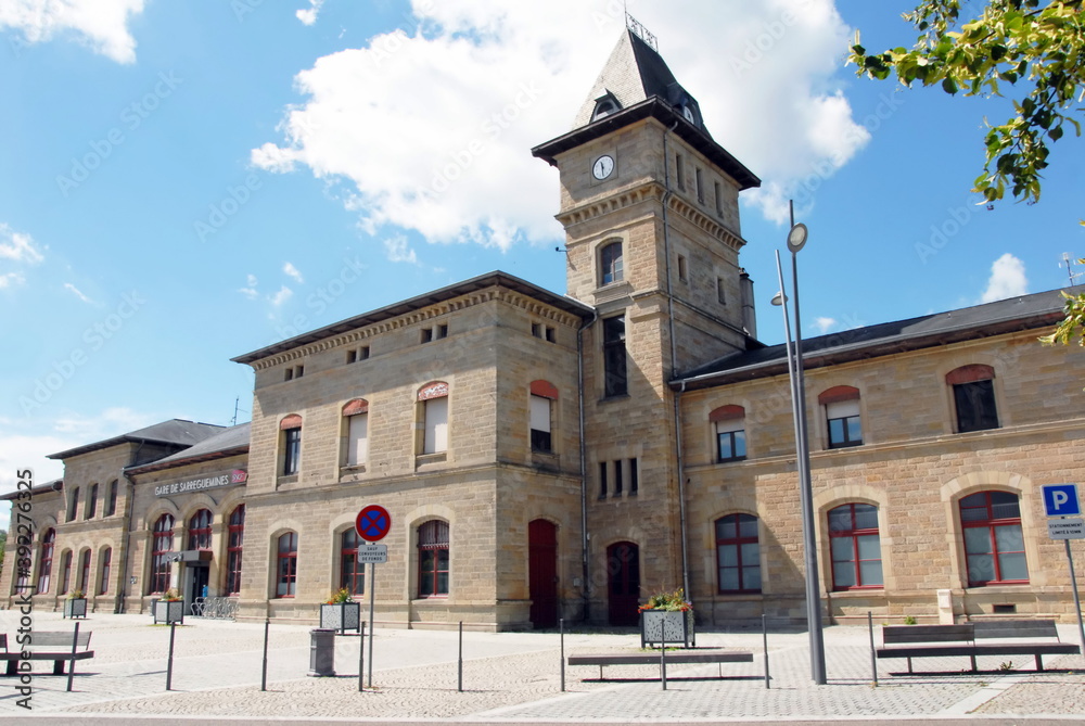 Ville de Sarreguemines, la gare et son parvis, département de la Moselle, France