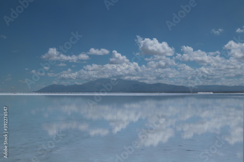 Foto de un salar, a 3400 metros sobre el nivel del mar. y las nubes que se reflejan sobre el agua.