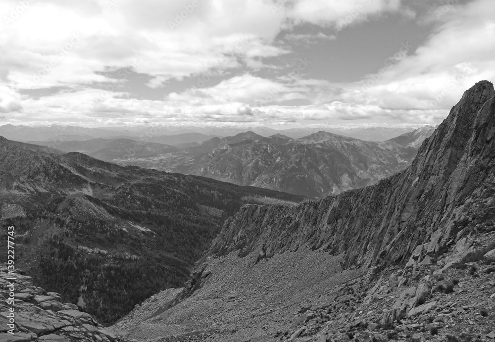 scenico panorama roccioso montano sulle dolomiti in estate scenico panorama roccioso montano sulle dolomiti in estate