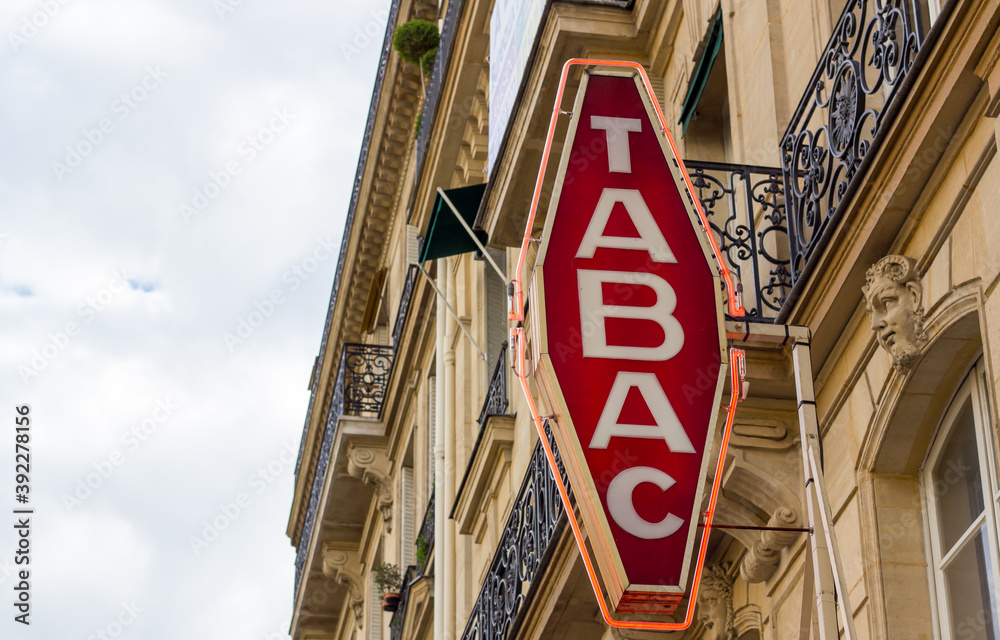 Tabac-Zeichen lädt zum Zigarettenkauf ein.