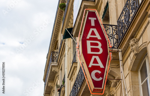 Obraz na płótnie Tabac-Zeichen lädt zum Zigarettenkauf ein. w salonie