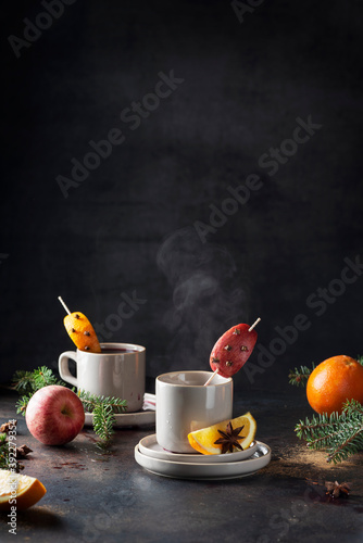 Foto Hot mulled wine with steam