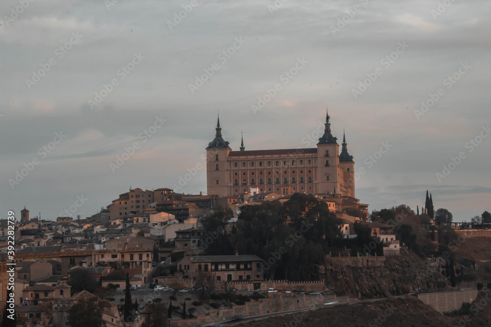 El Alcázar de Toledo es una fortificación histórica de carácter civil y militar, ubicada en la parte más alta de la ciudad española de Toledo.