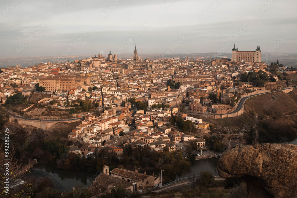 Toledo es una antigua ciudad ubicada en una colina sobre las llanuras de Castilla-La Mancha, en España central. 