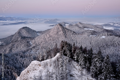 Fototapeta Naklejka Na Ścianę i Meble -  Zimowy wschód słońca na Okrąglicy. W tle Tatry.	