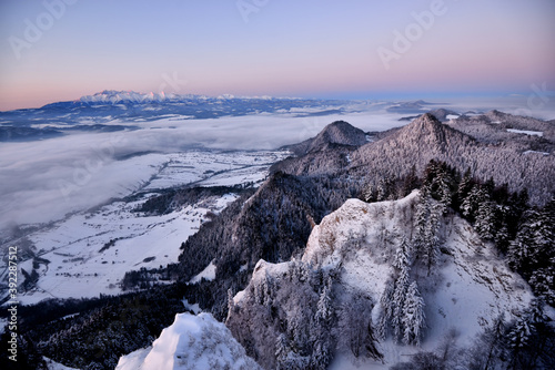 Fototapeta Naklejka Na Ścianę i Meble -  Zimowy wschód słońca na Okrąglicy. W tle Tatry.	