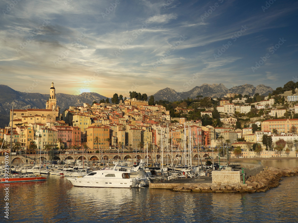 Port et ville de Menton sur la Côte d'Azur avec le soleil couchant