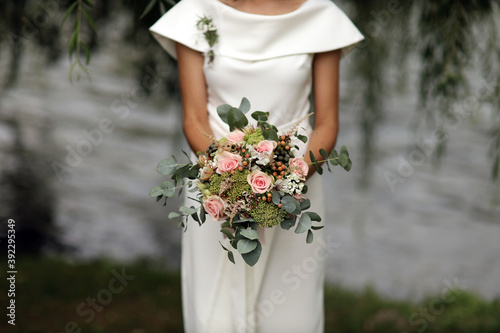 bride holding bouquet of flowers