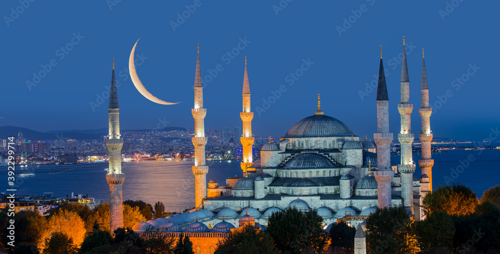 Obraz premium The Blue Mosque with crescent moon (new moon) (Sultanahmet), Istanbul, Turkey.