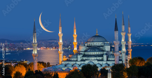 Canvas Print The Blue Mosque with crescent moon (new moon) (Sultanahmet), Istanbul, Turkey