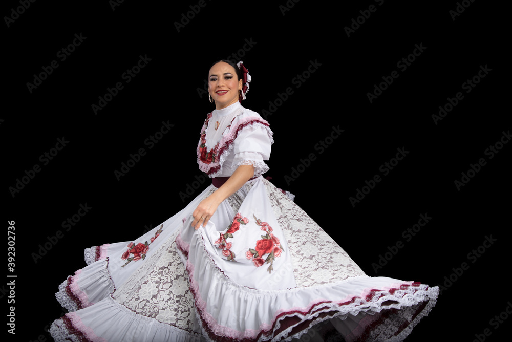 Bailarina mujer latina vistiendo traje de Aguascalientes México, fondo  negro, con vestido blanco con cintas color vino, moviendo su falda y  sonriendo Stock Photo | Adobe Stock