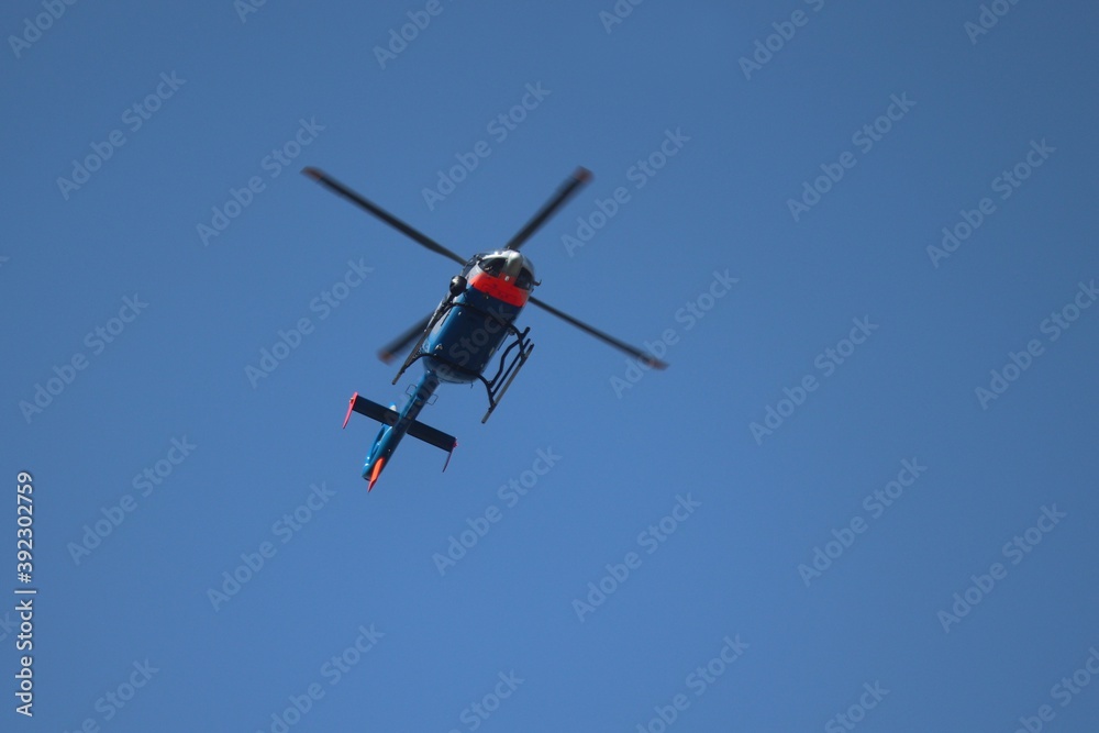 fliegender Hubschraumer vor blauem Himmel fliegender Hubschraumer vor blauem Himmel