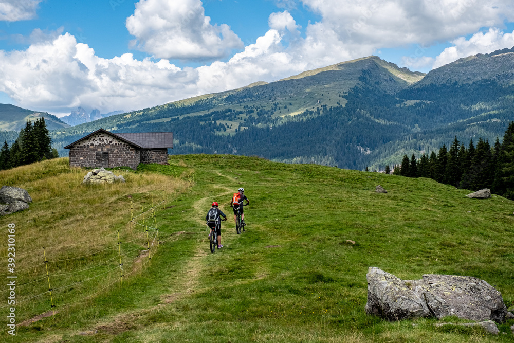 Fototapeta premium Dolomiti, escursione in bici