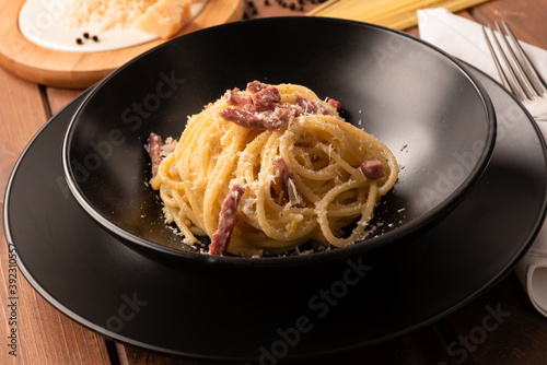 Deliziosi spaghetti alla carbonara, tipica ricetta della cucina Italiana