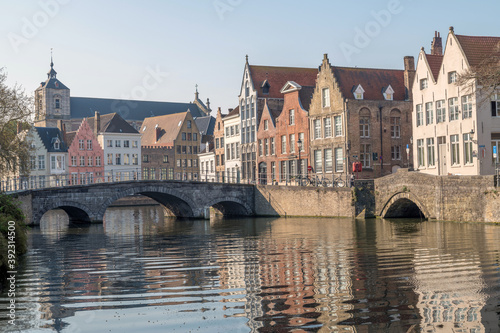 Canaux de Bruges en Belgique avec des reflets