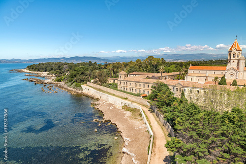 Monastère de l'abbaye de Lérins sur l'île Saint Honorat à CAnnes sur la Côte d'Azur photo