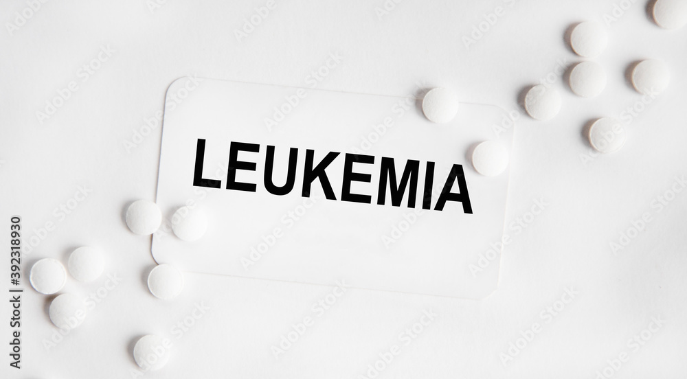 Obraz premium On the card text LEUKEMIA, next to the white tablets.