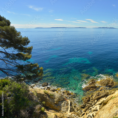Fototapeta Naklejka Na Ścianę i Meble -  Carré mer Méditerranée depuis la corniche au Lavandou (83980), Var en Provence-Alpes-Côte d'Azur, France