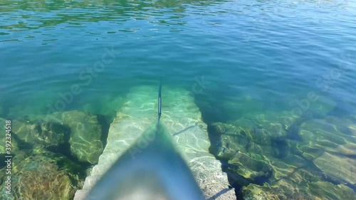 Escaleras hacia el mar en un puerto con agua clara