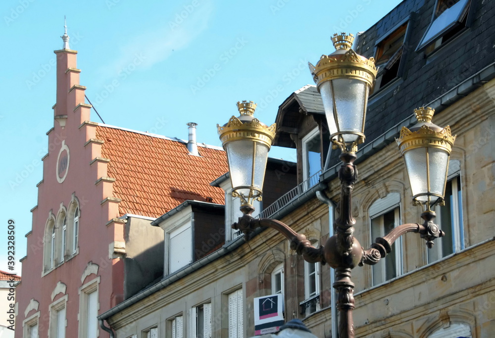 Ville de Saint-Avold, candélabre et façade typique du centre historique, département de Moselle, France