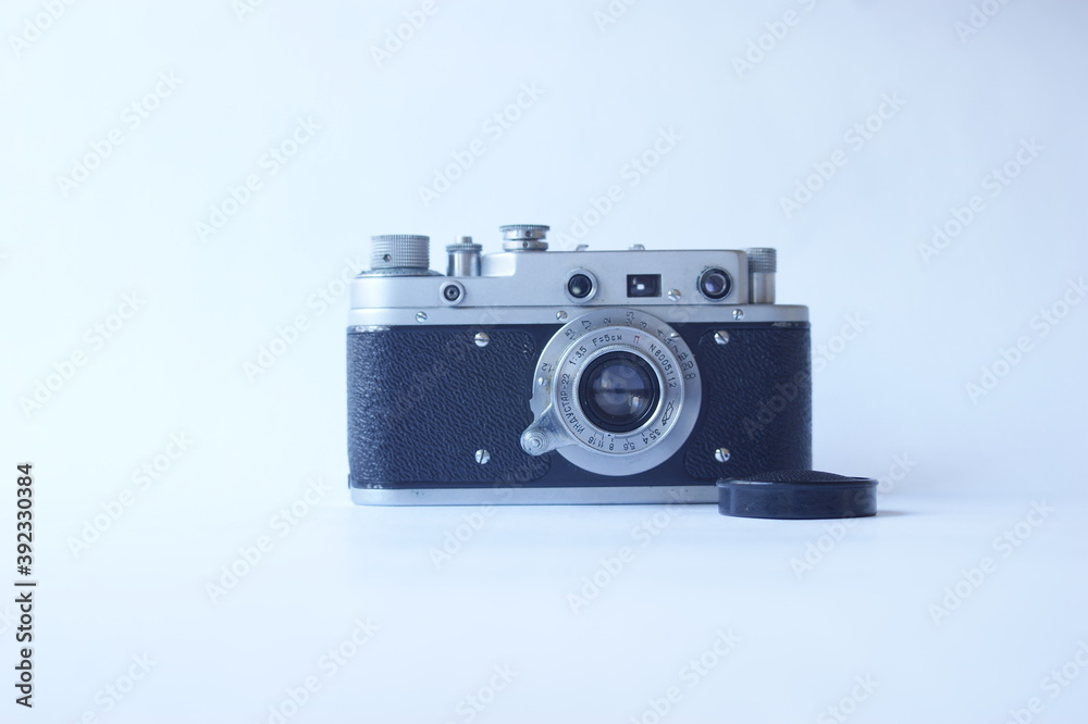 analogowy aparat fotograficzny Zorki, widok z przodu, z dekielkiem, na wprost, naturalne światło, poziomo