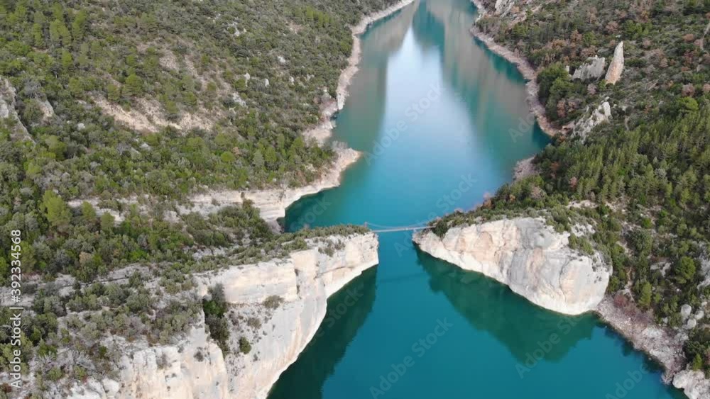 Montañas del desfiladero del Congost de Montrebei y puente sobre el río color turquesa Montañas del desfiladero del Congost de Montrebei y puente sobre el río color turquesa