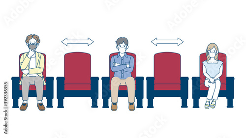 映画館　席を空けて映画を観る人たち　ソーシャルディスタンス　