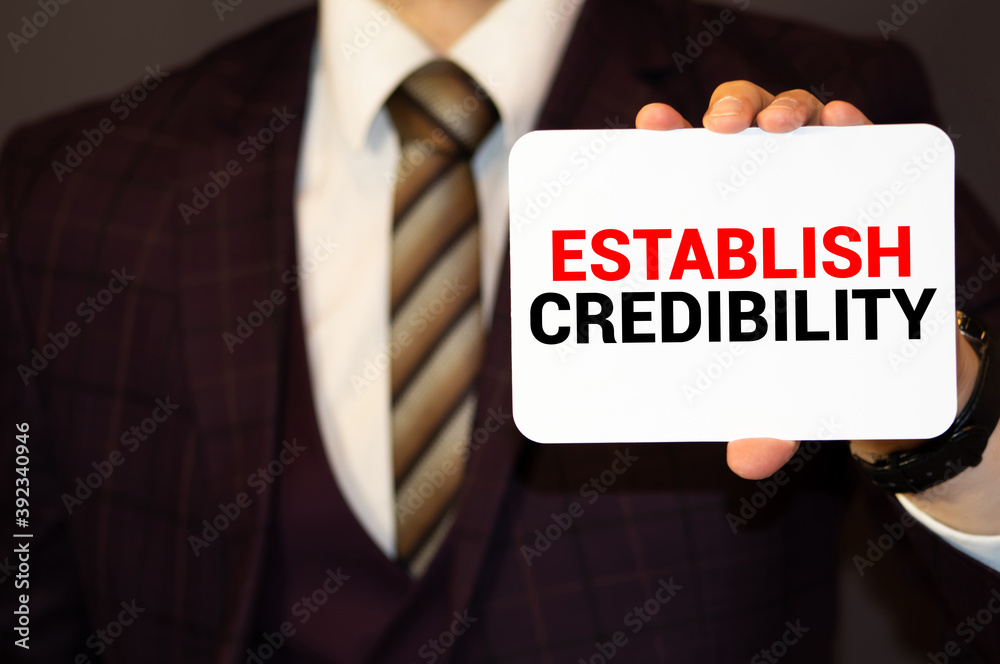 Obraz premium ESTABLISH CREDIBILITY word concept on sticker on the keyboard