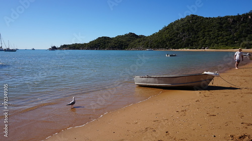 Strand mit verlassenem kleinen Boot