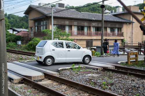 Fotografie 踏み切りを通過する軽自動車