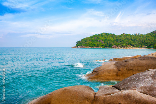 Fototapeta Naklejka Na Ścianę i Meble -  Beautiful tropical landscape of the green coast of Koh Samui island