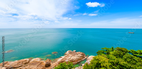 Fototapeta Naklejka Na Ścianę i Meble -  Panoramic tropical landscape of the green coast of Koh Samui island