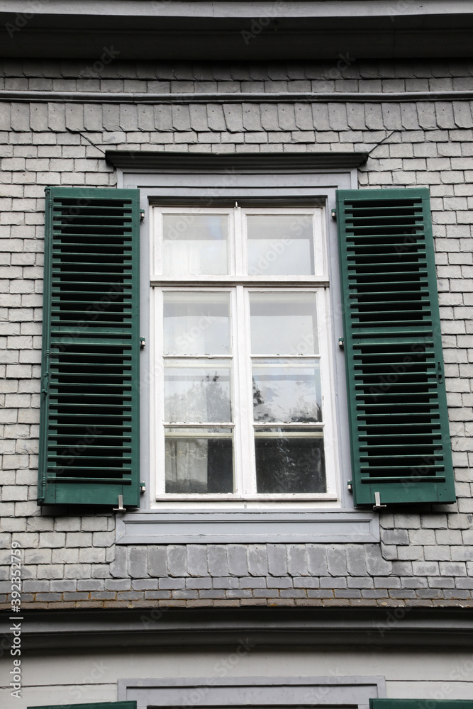 Fenster eines Wohnhauses mit Fensterladen
