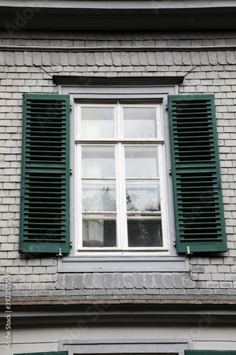 Fenster eines Wohnhauses mit Fensterladen