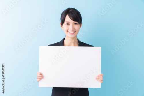 ホワイトボードを持つ女性　ビジネス © miya227