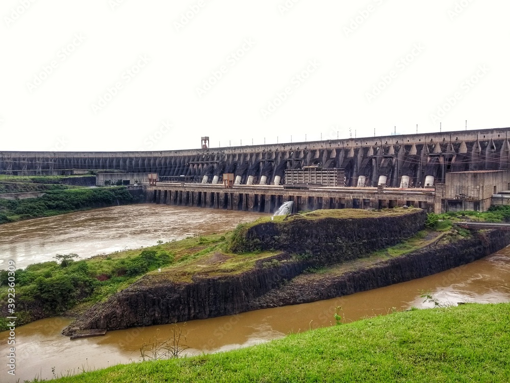Φωτογραφία Turbine - Itaipu Dam - Hydroelectric Power Station - Foz do Iguaçu, Paraná, Brasil
The Itaipu Dam is a huge hydroelectric dam on the Paraná River between Brazil and Paraguay