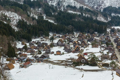 日本 岐阜県、白川郷の合掌造り集落の萩町城跡からの冬景色