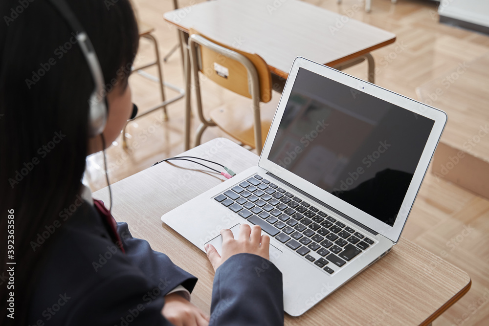 教室でパソコンで授業を受ける日本人女子中学生 教室でパソコンで授業を受ける日本人女子中学生