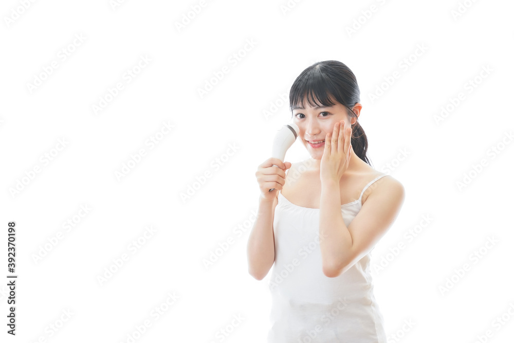 美容機器を使う若い女性