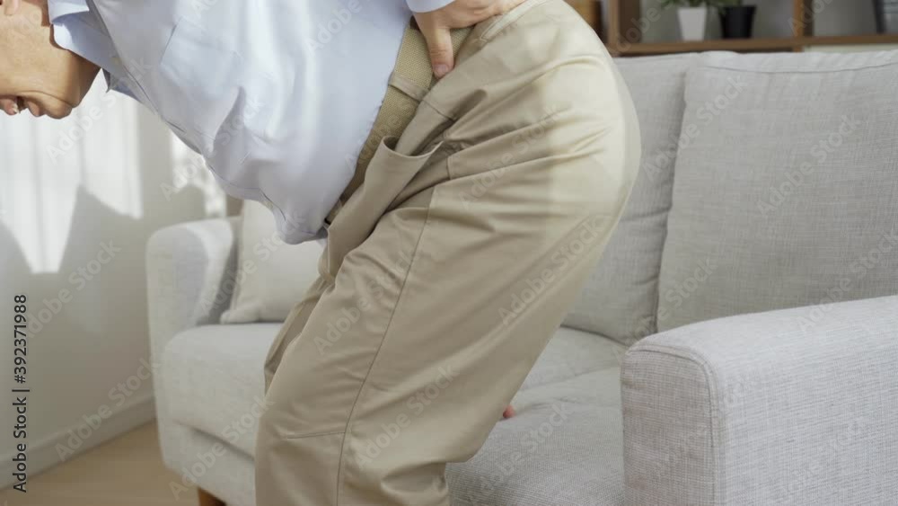 腰を痛めた中高年男性 腰を痛めた中高年男性